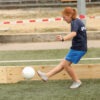 ein Mädchen spielt im Ballbanden Feld Fußball Billard