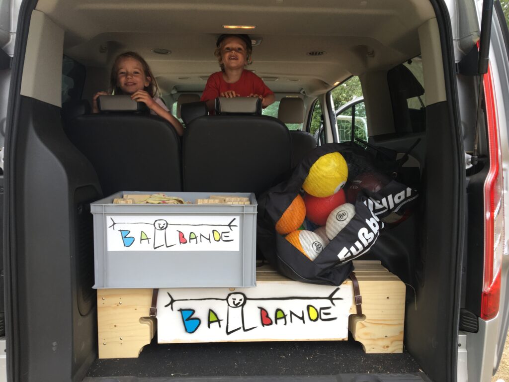 Die Ballbande zusammen gepackt im Auto. Das mobile Spielfeld unterwegs mit Kindern für Kinder