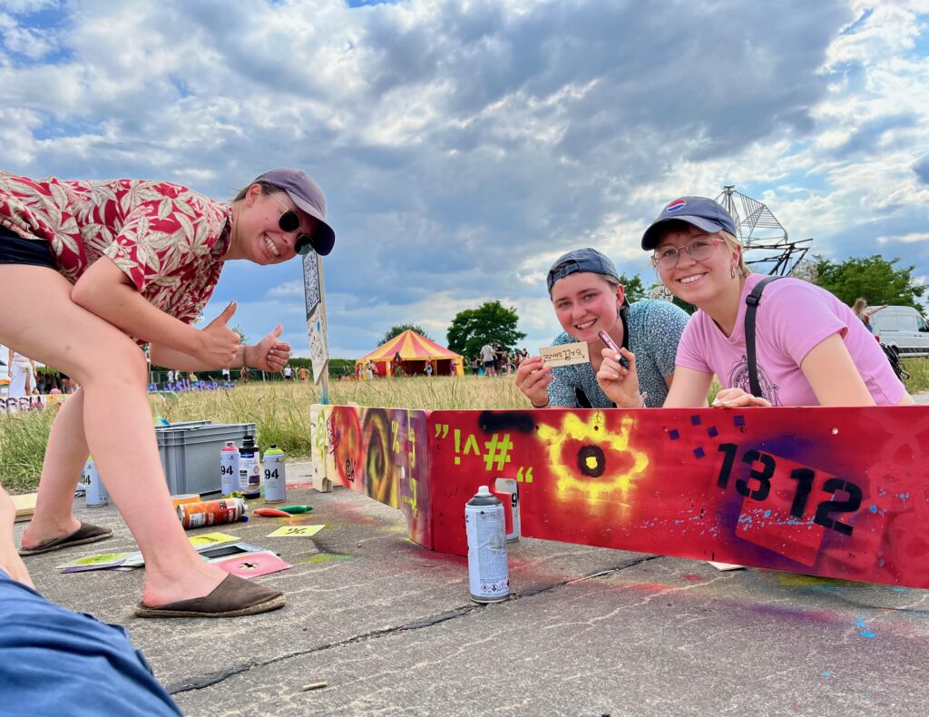 Girls having fun with action painting Ballbande at Wurzelfiestival in Berlin