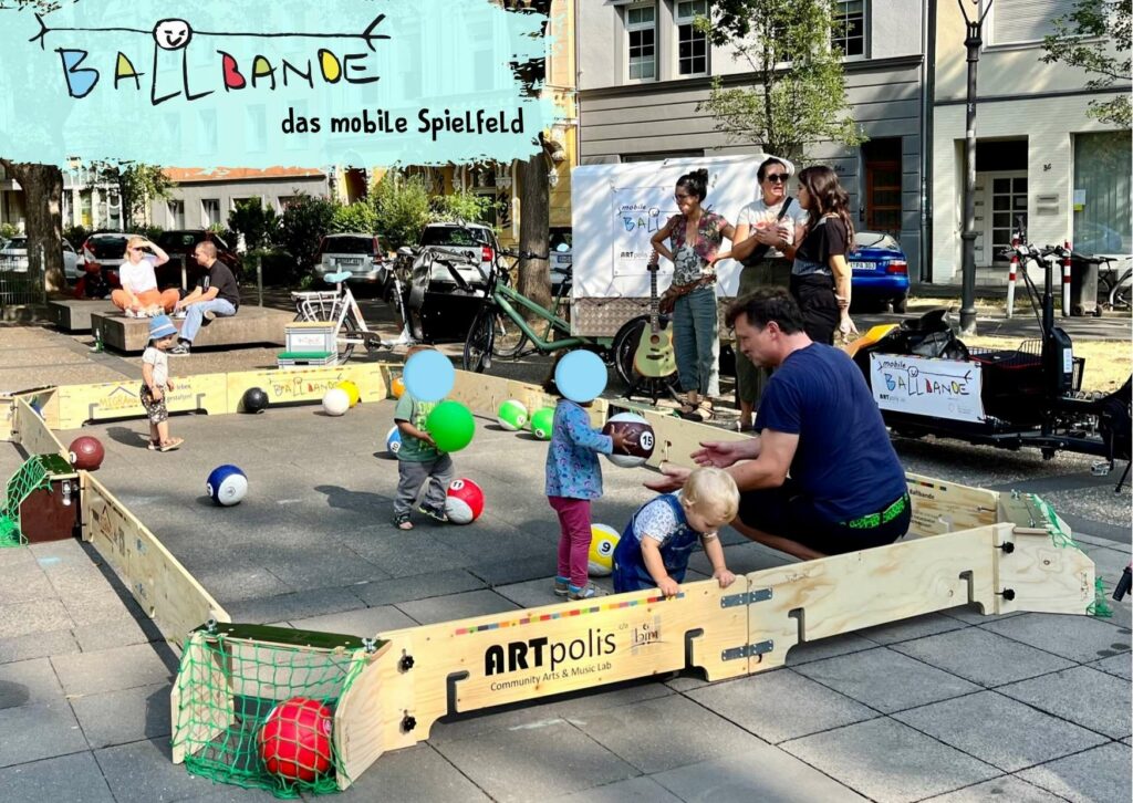 Die Ballbande am Frankenbadplatz im Bonn, die Kinder haben Spass mit dem mobilen Spielfeld