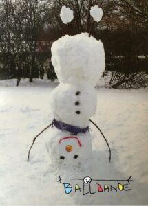 ein Schneemann auf dem Kopf für die Ballbande